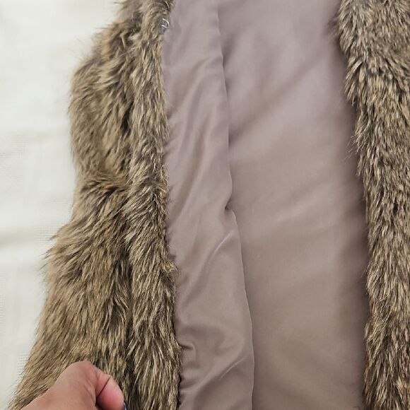 Old Navy Faux Fur Vest - Picture 13 of 16